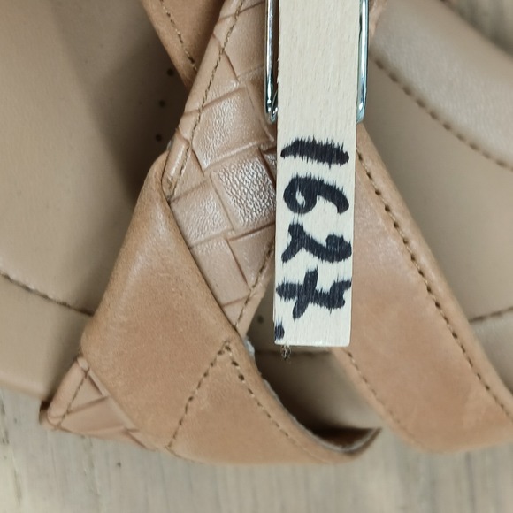 Clarks Sandals Womens 9.5M Tan Leather Ankle Strap Block Heel Comfort Classic - Picture 11 of 11